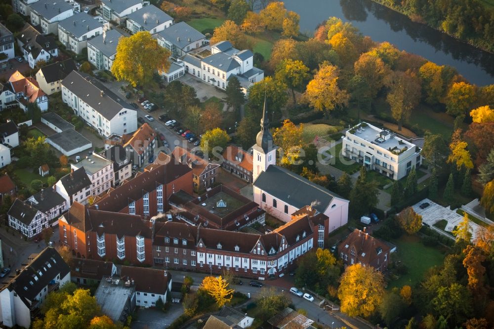 Luftbild Essen - Kirchengebäude St. Peter und Seniorenheim St.Josef im herbstlichen Kettwig in Essen im Bundesland Nordrhein-Westfalen