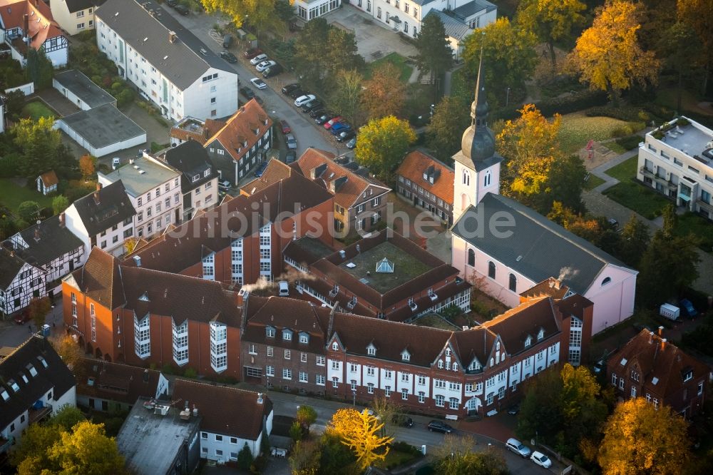 Luftaufnahme Essen - Kirchengebäude St. Peter und Seniorenheim St.Josef im herbstlichen Kettwig in Essen im Bundesland Nordrhein-Westfalen