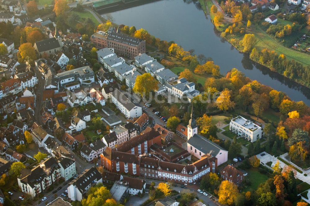 Essen von oben - Kirchengebäude St. Peter und Seniorenheim St.Josef im herbstlichen Kettwig in Essen im Bundesland Nordrhein-Westfalen