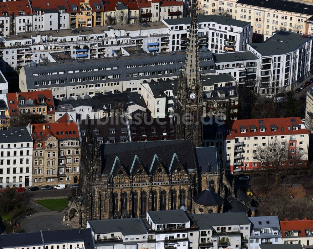 Leipzig von oben - Kirchengebäude der Peterskirche an der Schletterstraße im Ortsteil Zentrum-Süd in Leipzig im Bundesland Sachsen