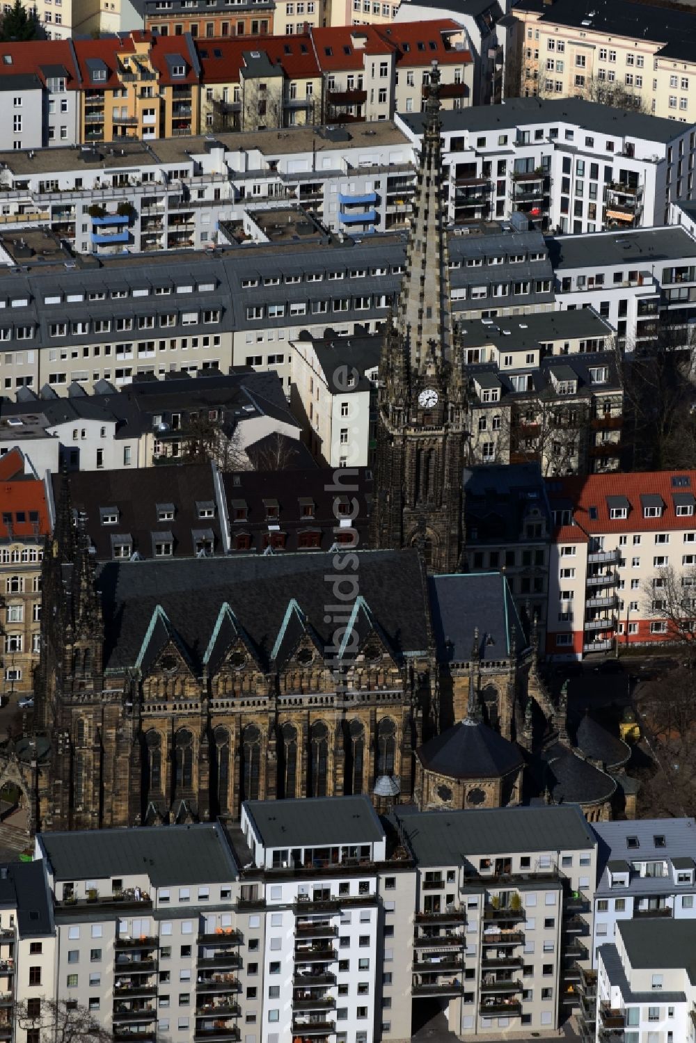 Leipzig aus der Vogelperspektive: Kirchengebäude der Peterskirche an der Schletterstraße im Ortsteil Zentrum-Süd in Leipzig im Bundesland Sachsen