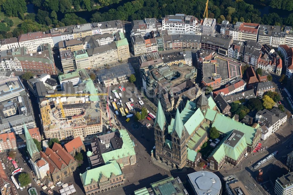 Bremen aus der Vogelperspektive: Kirchengebäude des St.-Petri- Dom am Domshof in der Altstadt von Bremen