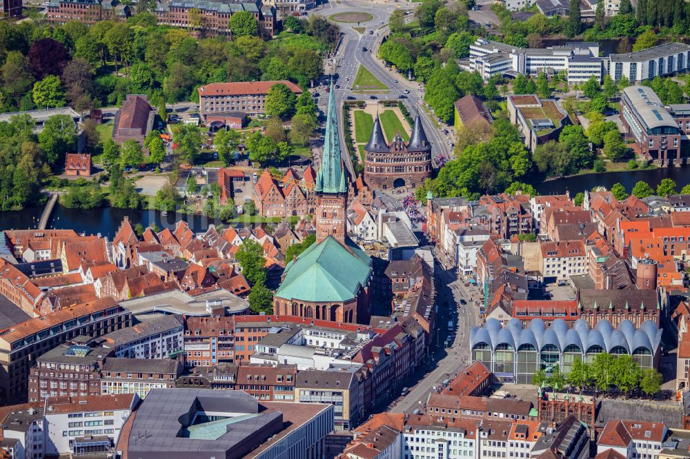 Lübeck aus der Vogelperspektive: Kirchengebäude St. Petri Kirche in Lübeck im Bundesland Schleswig-Holstein, Deutschland