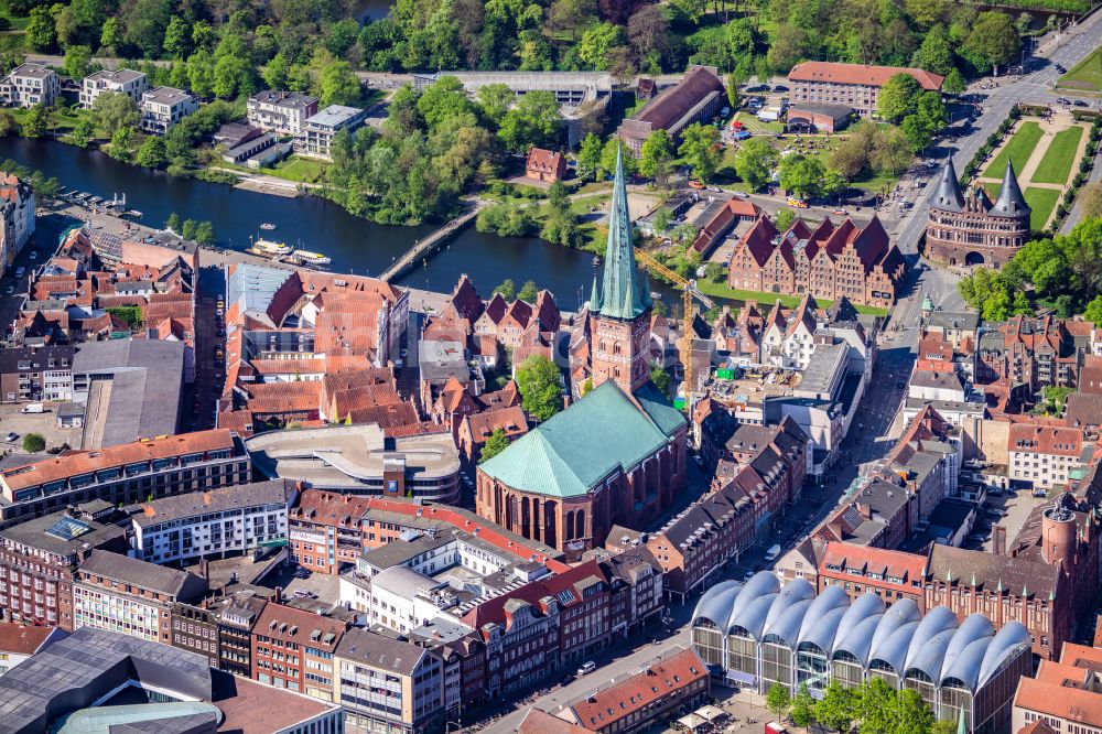 Luftbild Lübeck - Kirchengebäude St. Petri Kirche in Lübeck im Bundesland Schleswig-Holstein, Deutschland