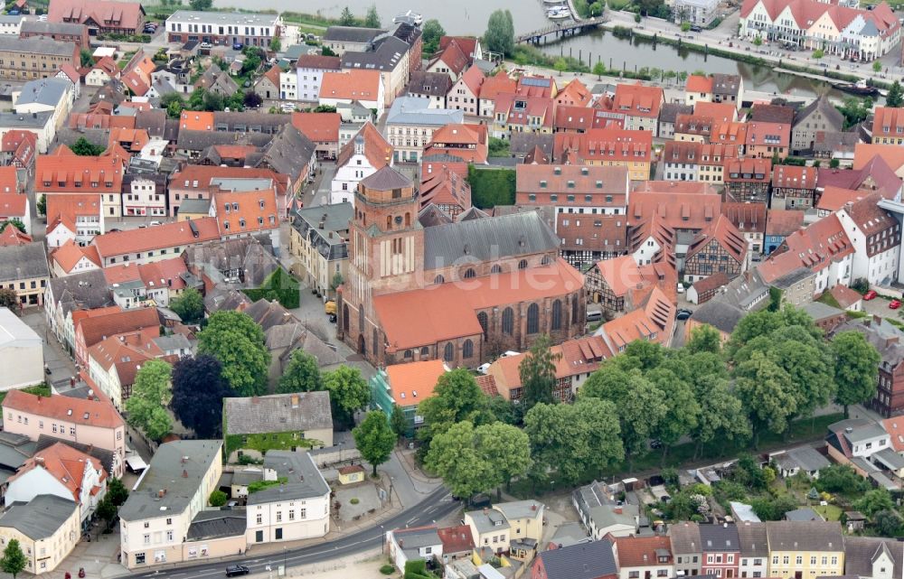 Wolgast von oben - Kirchengebäude der St. Petri Kirche in Wolgast im Bundesland Mecklenburg-Vorpommern, Deutschland