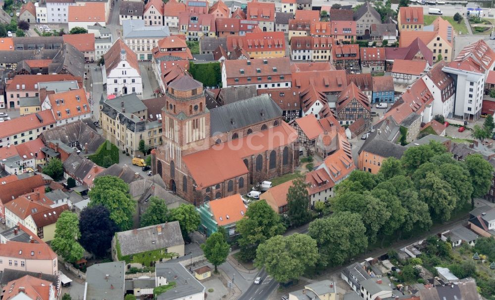 Wolgast aus der Vogelperspektive: Kirchengebäude der St. Petri Kirche in Wolgast im Bundesland Mecklenburg-Vorpommern, Deutschland