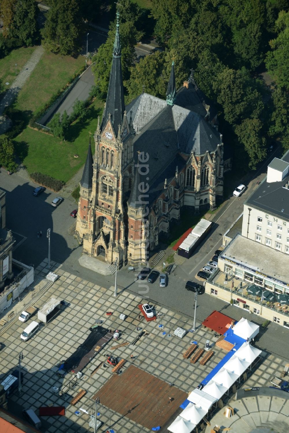 Chemnitz von oben - Kirchengebäude St. Petrikirche im Altstadt- Zentrum in Chemnitz im Bundesland Sachsen