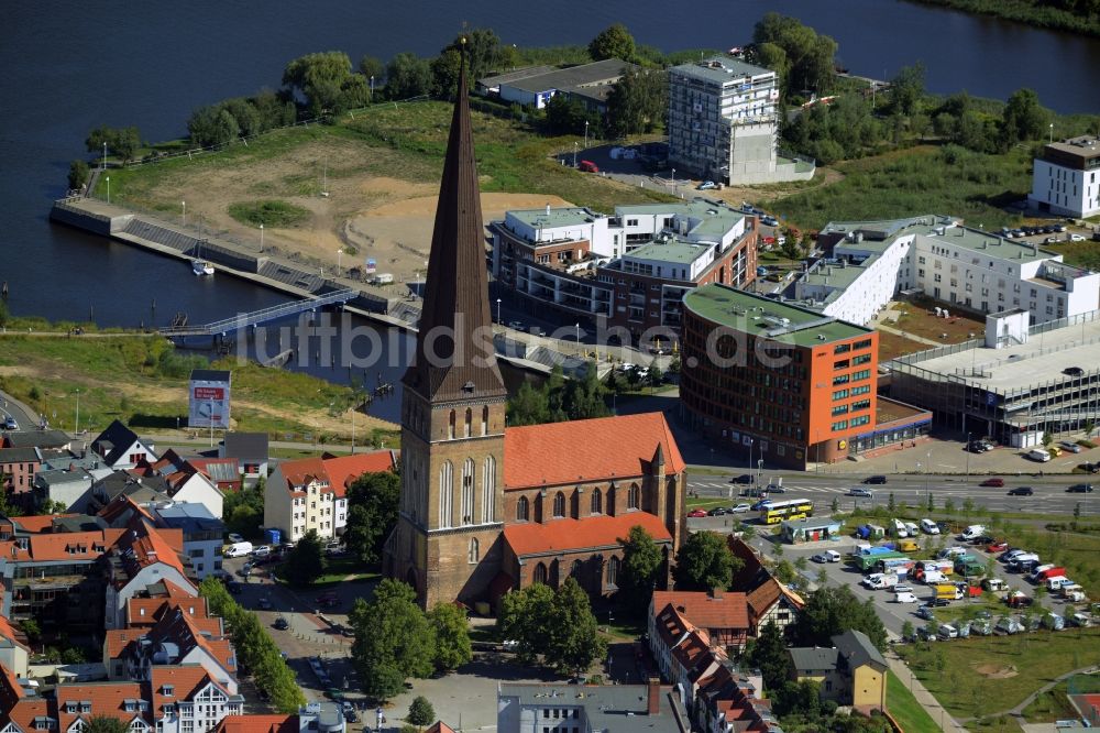 Rostock aus der Vogelperspektive: Kirchengebäude der Petrikirche in Rostock im Bundesland Mecklenburg-Vorpommern