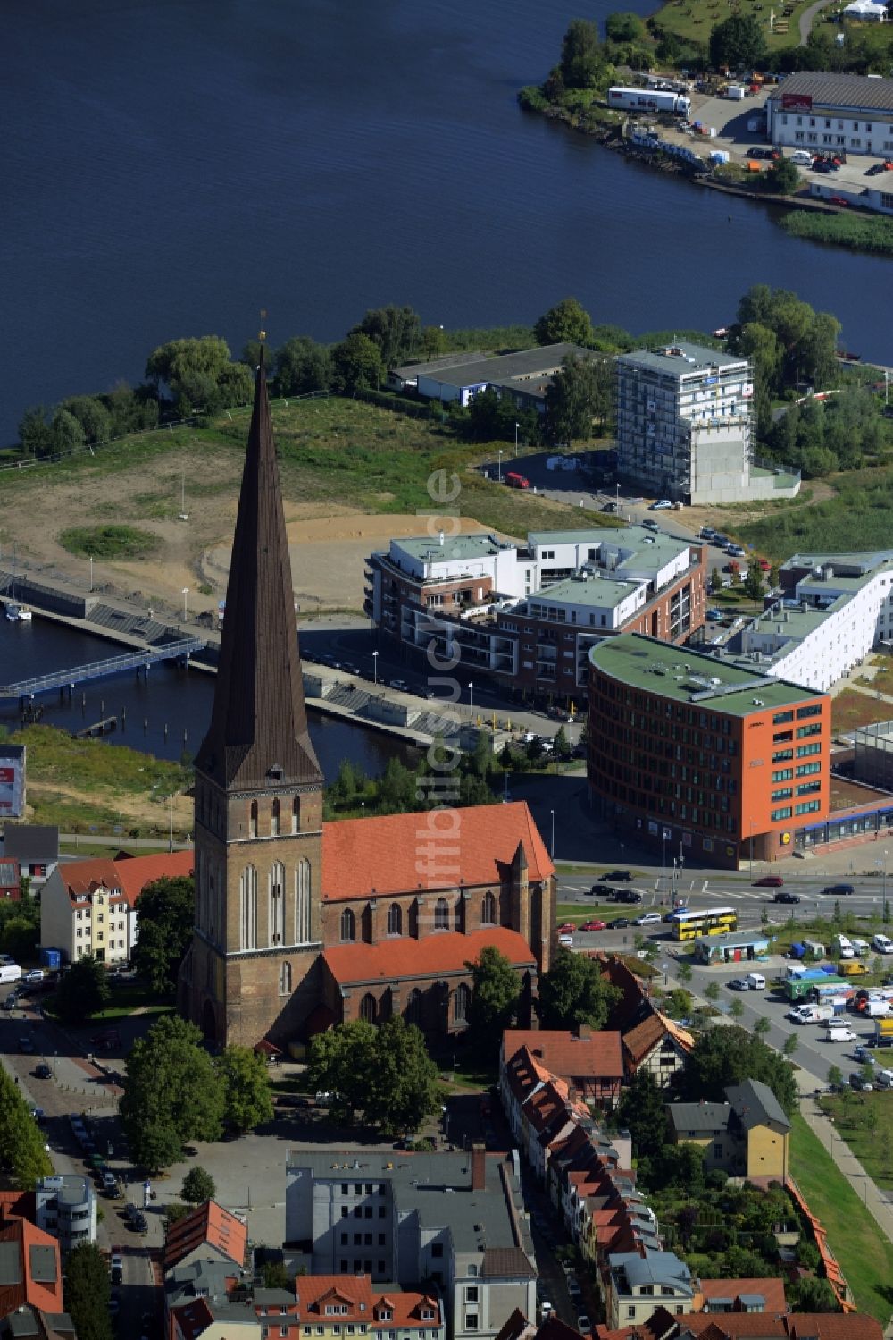 Luftbild Rostock - Kirchengebäude der Petrikirche in Rostock im Bundesland Mecklenburg-Vorpommern