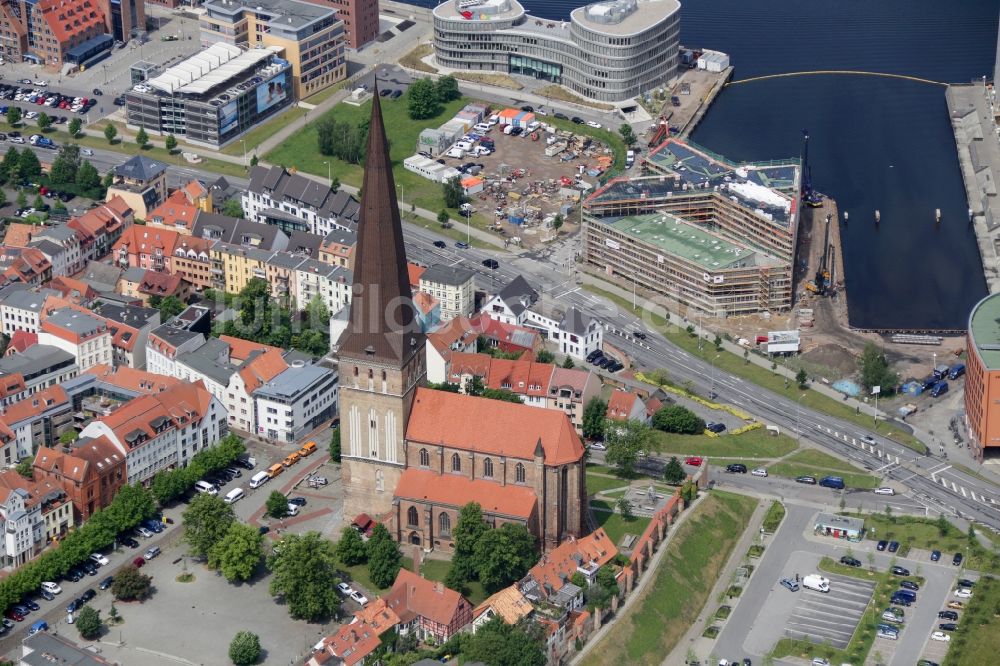 Rostock aus der Vogelperspektive: Kirchengebäude der Petrikirche in Rostock im Bundesland Mecklenburg-Vorpommern, Deutschland