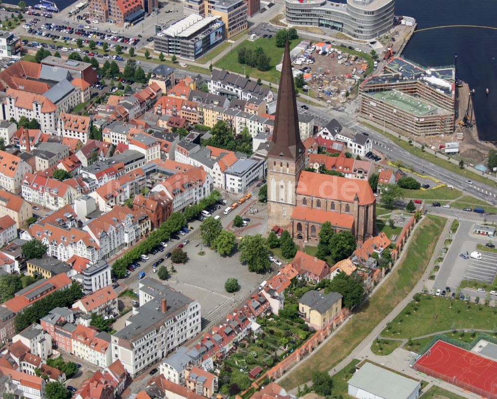 Luftbild Rostock - Kirchengebäude der Petrikirche in Rostock im Bundesland Mecklenburg-Vorpommern, Deutschland