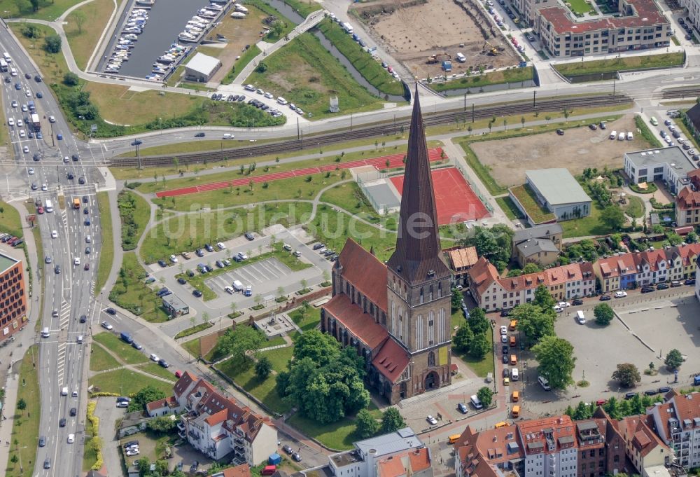 Luftaufnahme Rostock - Kirchengebäude der Petrikirche in Rostock im Bundesland Mecklenburg-Vorpommern, Deutschland