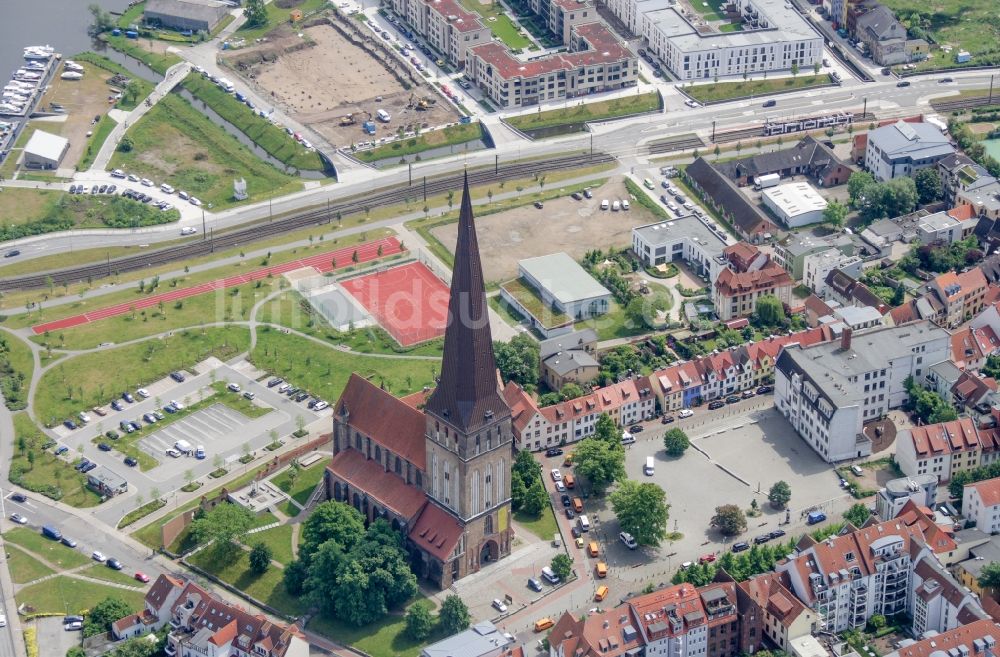 Rostock von oben - Kirchengebäude der Petrikirche in Rostock im Bundesland Mecklenburg-Vorpommern, Deutschland