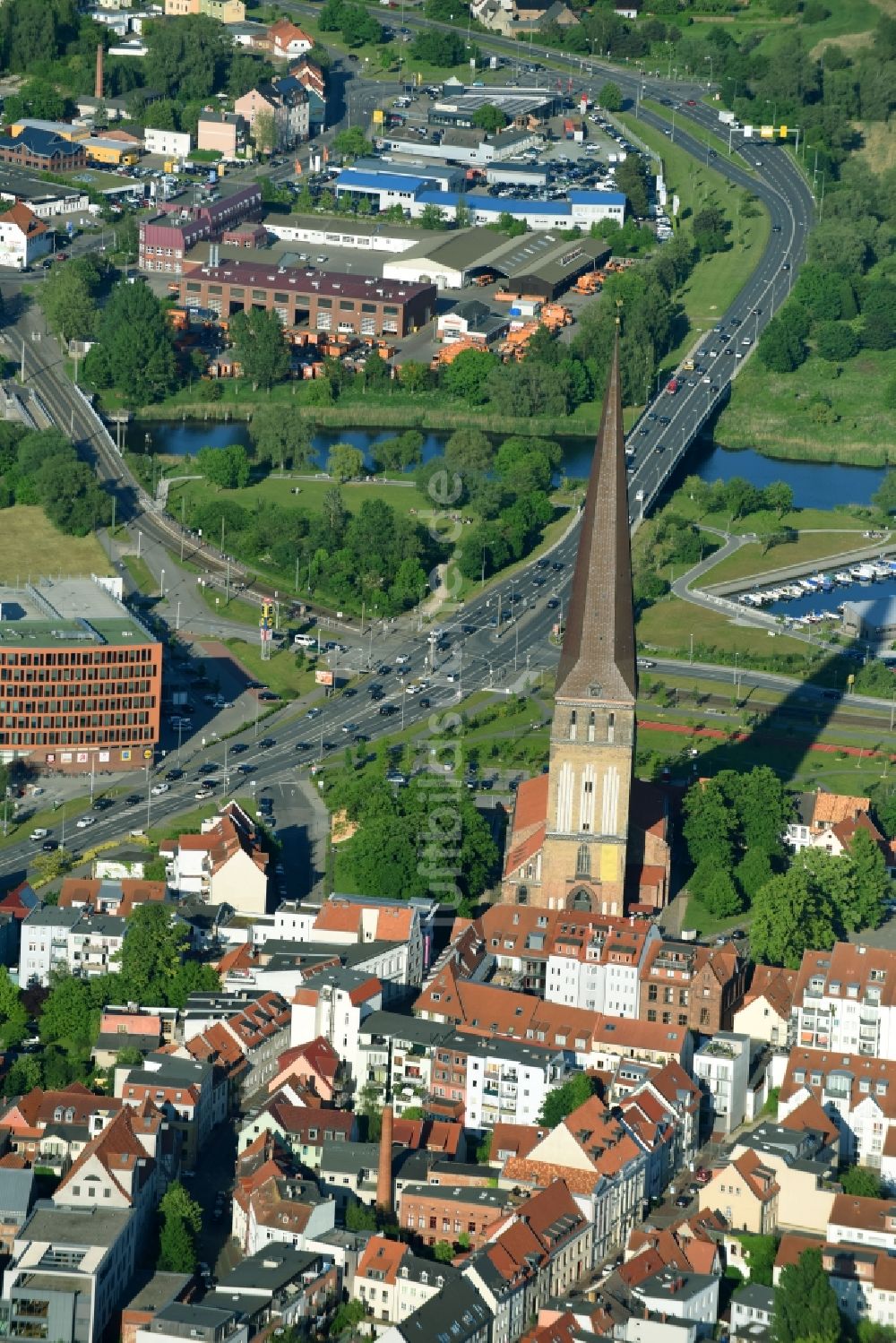 Rostock von oben - Kirchengebäude der Petrikirche in Rostock im Bundesland Mecklenburg-Vorpommern, Deutschland