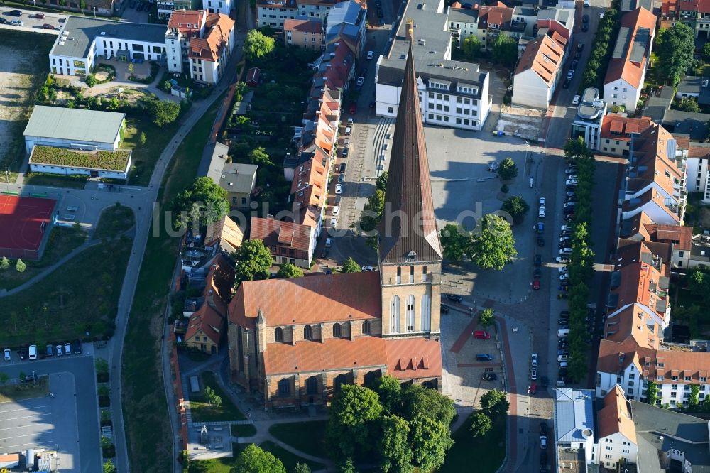 Luftbild Rostock - Kirchengebäude der Petrikirche in Rostock im Bundesland Mecklenburg-Vorpommern, Deutschland