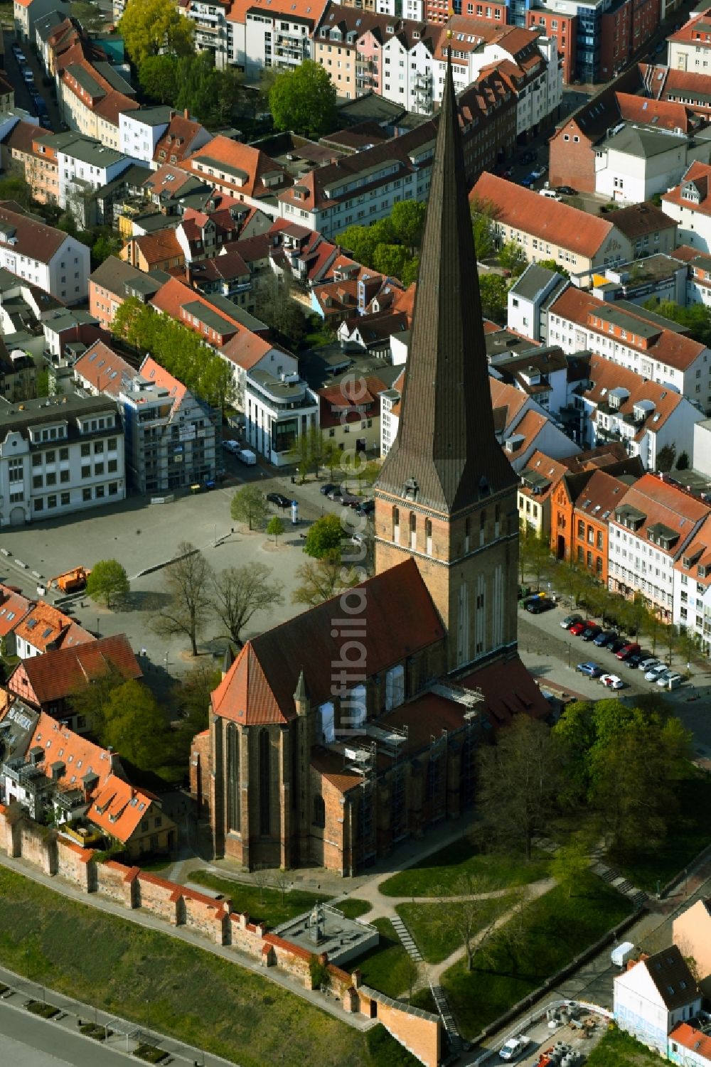 Rostock aus der Vogelperspektive: Kirchengebäude der Petrikirche in Rostock im Bundesland Mecklenburg-Vorpommern, Deutschland