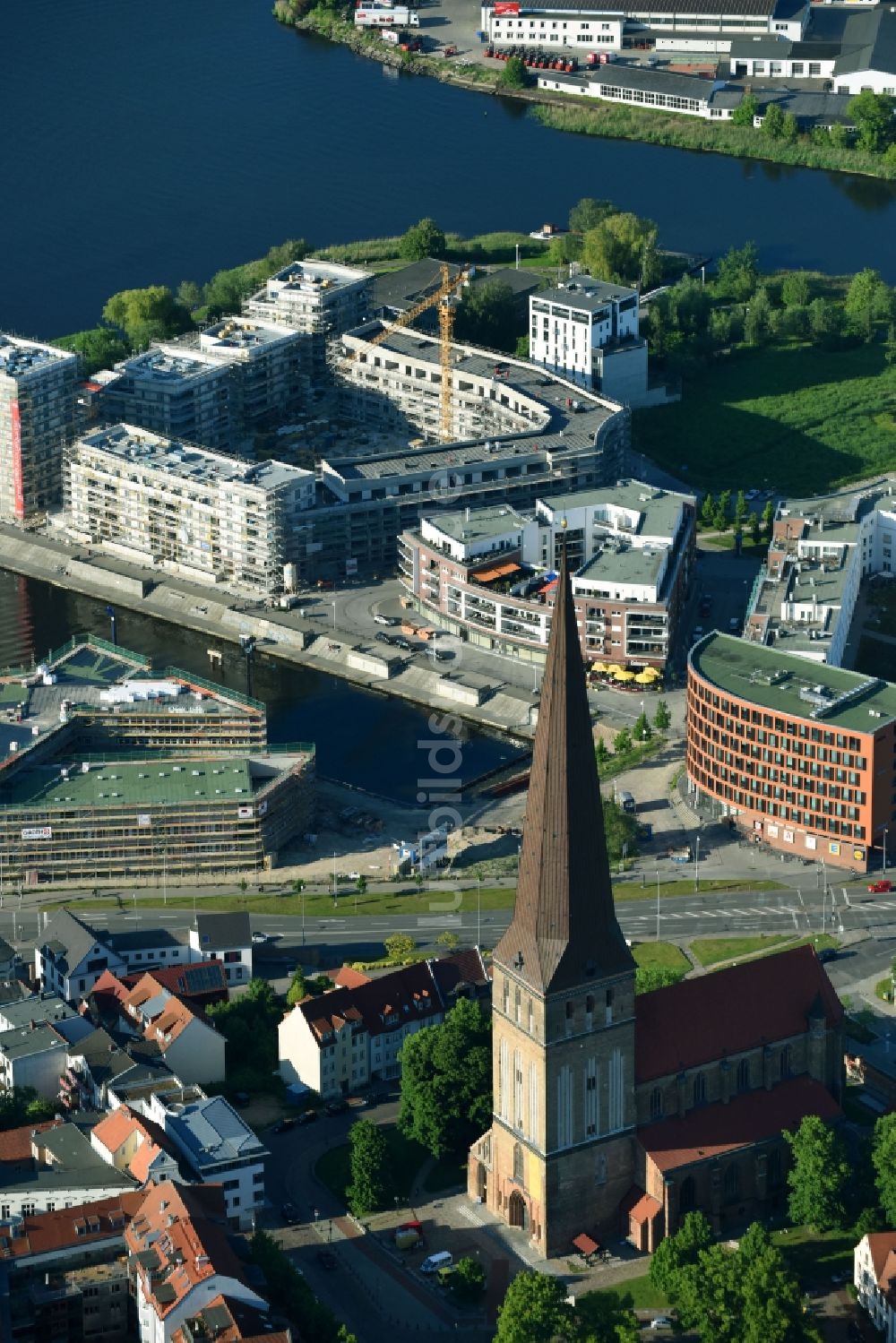 Luftbild Rostock - Kirchengebäude der Petrikirche in der Straße Alter Markt im Ortsteil Mitte in Rostock im Bundesland Mecklenburg-Vorpommern, Deutschland