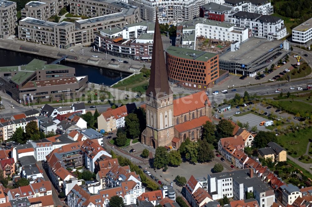 Luftbild Rostock - Kirchengebäude der Petrikirche in der Straße Alter Markt im Ortsteil Mitte in Rostock im Bundesland Mecklenburg-Vorpommern, Deutschland