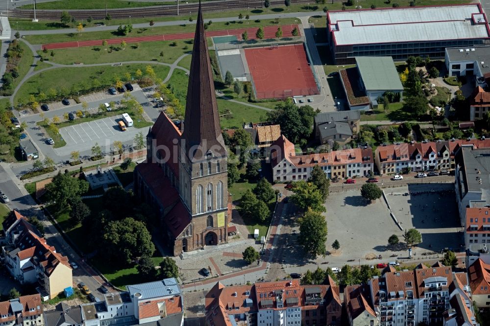 Luftaufnahme Rostock - Kirchengebäude der Petrikirche in der Straße Alter Markt im Ortsteil Mitte in Rostock im Bundesland Mecklenburg-Vorpommern, Deutschland