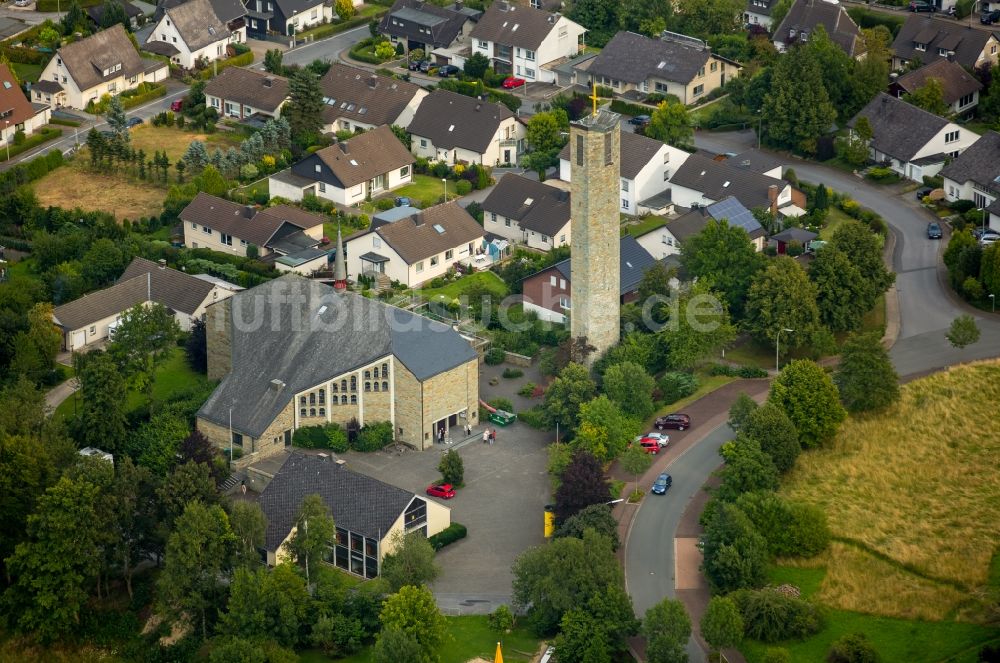 Warstein aus der Vogelperspektive: Kirchengebäude der St. Petrus- Kirche in Warstein im Bundesland Nordrhein-Westfalen