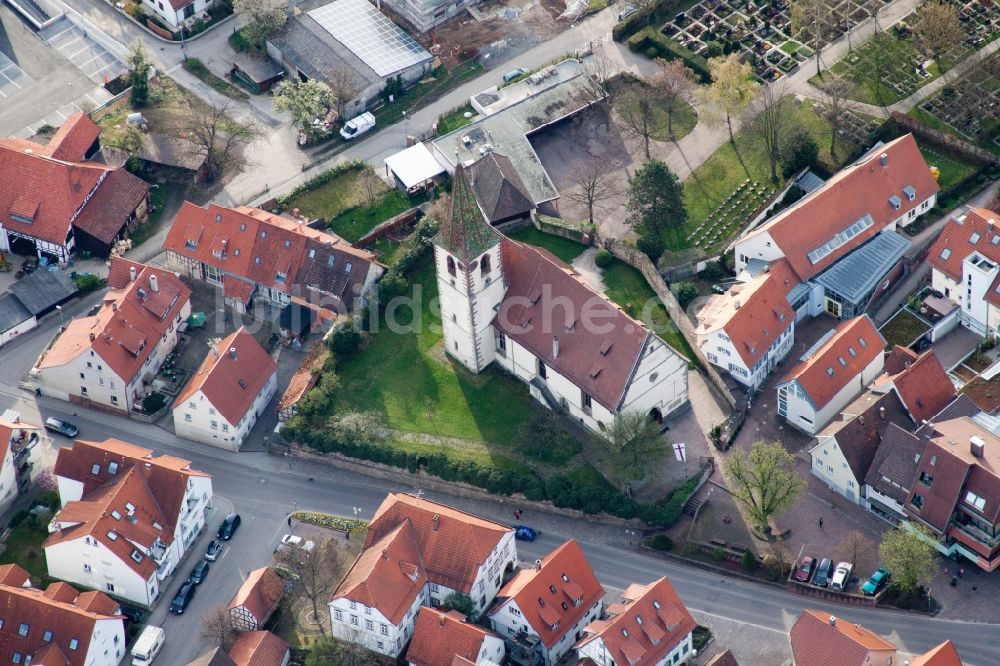 Gerlingen aus der Vogelperspektive: Kirchengebäude Petruskirche im Altstadt- Zentrum in Gerlingen im Bundesland Baden-Württemberg, Deutschland