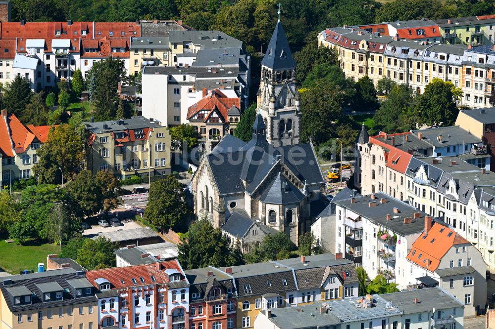 Dessau von oben - Kirchengebäude der Petruskirche in Dessau im Bundesland Sachsen-Anhalt, Deutschland