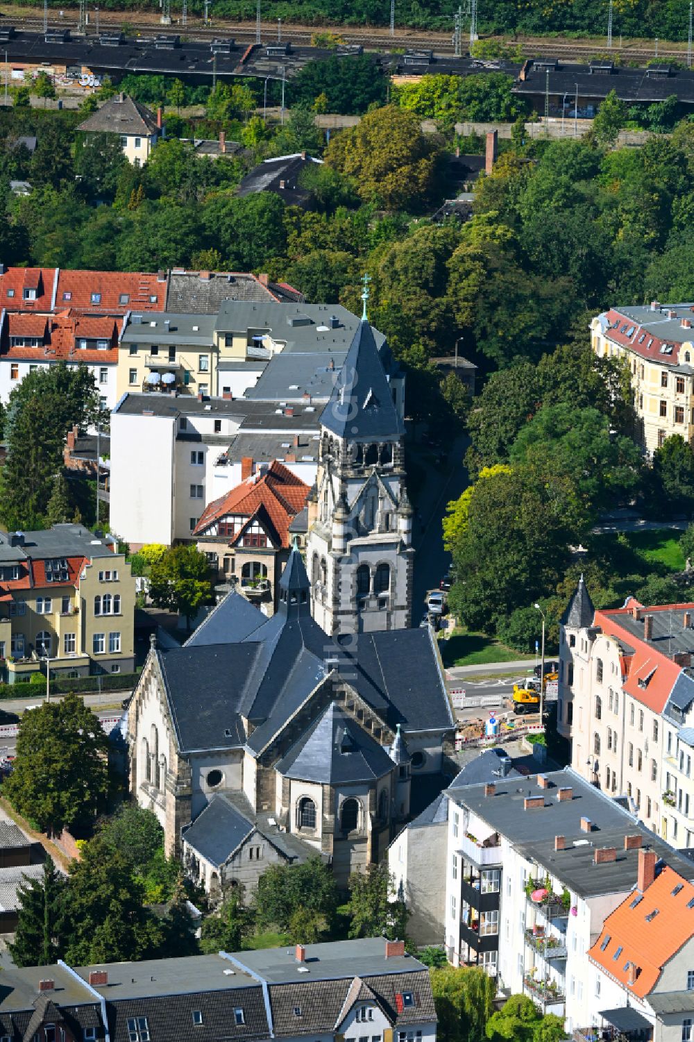 Dessau aus der Vogelperspektive: Kirchengebäude der Petruskirche in Dessau im Bundesland Sachsen-Anhalt, Deutschland