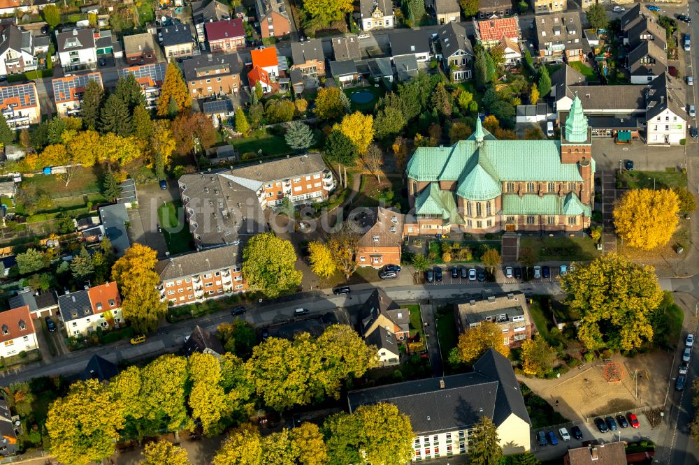 Luftaufnahme Bottrop - Kirchengebäude der Pfarr- und Gemeindekirche St. Joseph Batenbrock in Bottrop im Bundesland Nordrhein-Westfalen, Deutschland