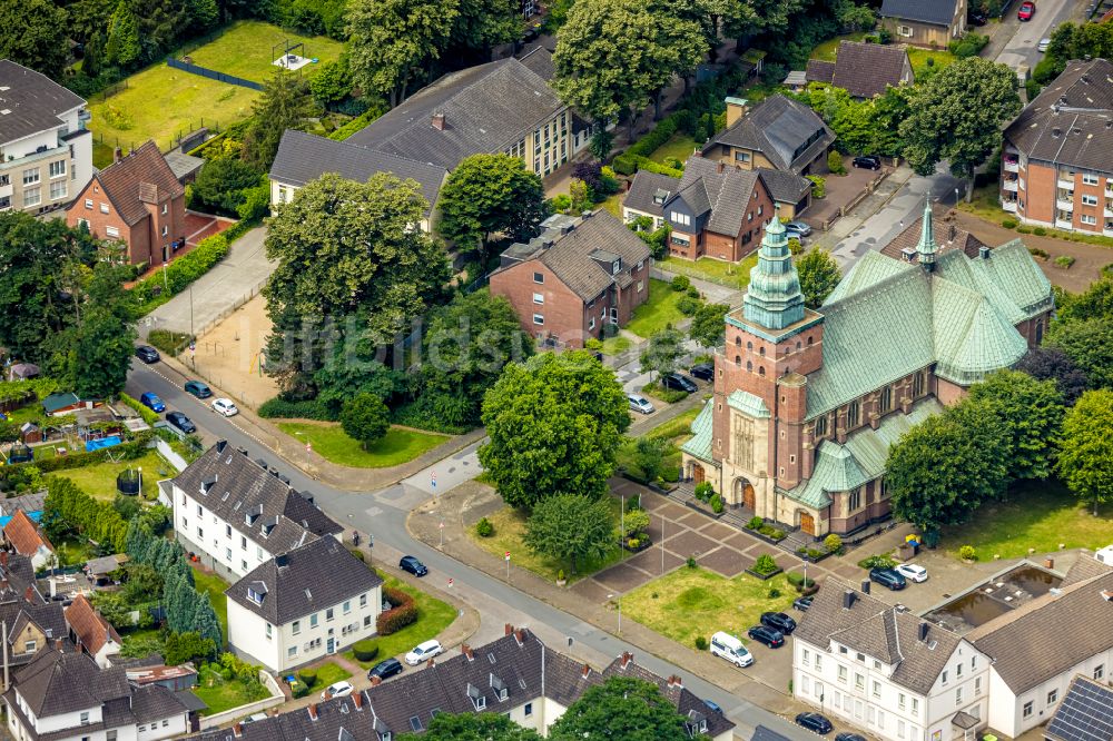 Luftaufnahme Bottrop - Kirchengebäude der Pfarr- und Gemeindekirche St. Joseph Batenbrock in Bottrop im Bundesland Nordrhein-Westfalen, Deutschland