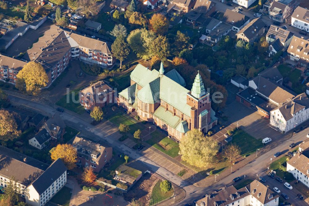 Bottrop von oben - Kirchengebäude der Pfarr- und Gemeindekirche St. Joseph Batenbrock in Bottrop im Bundesland Nordrhein-Westfalen, Deutschland