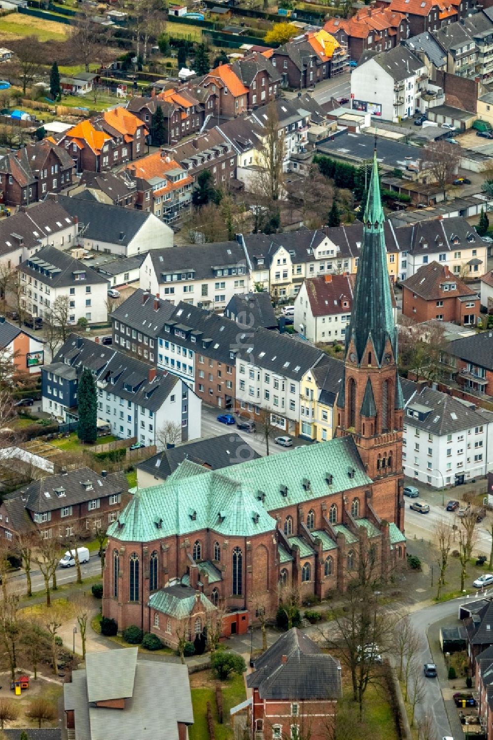 Luftaufnahme Bottrop - Kirchengebäude der Pfarr- und Gemeindekirche St. Joseph Batenbrock im Ortsteil Batenbrock in Bottrop im Bundesland Nordrhein-Westfalen, Deutschland