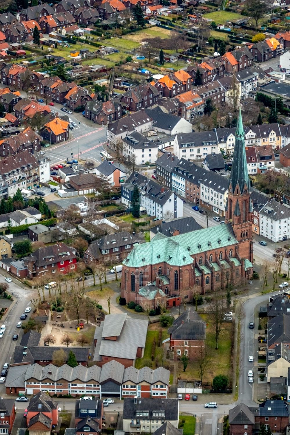 Bottrop von oben - Kirchengebäude der Pfarr- und Gemeindekirche St. Joseph Batenbrock im Ortsteil Batenbrock in Bottrop im Bundesland Nordrhein-Westfalen, Deutschland