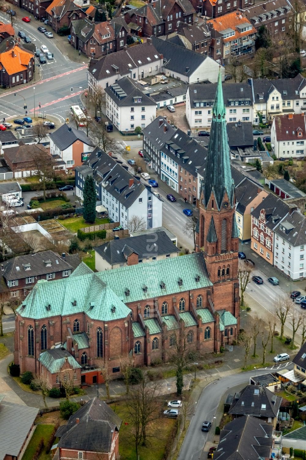 Bottrop aus der Vogelperspektive: Kirchengebäude der Pfarr- und Gemeindekirche St. Joseph Batenbrock im Ortsteil Batenbrock in Bottrop im Bundesland Nordrhein-Westfalen, Deutschland