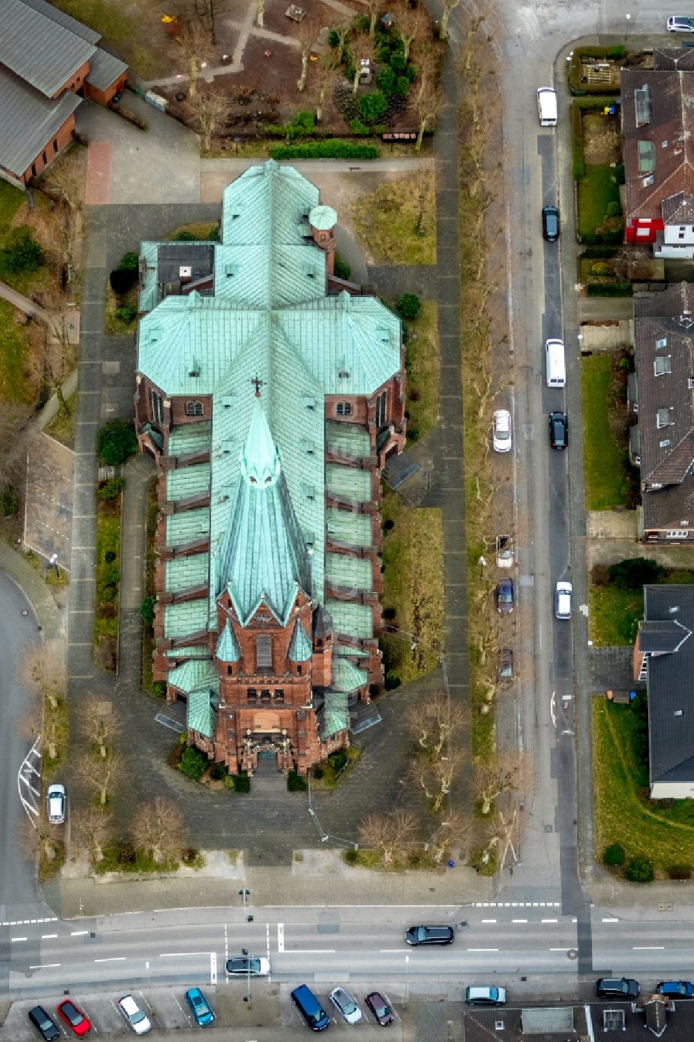 Luftaufnahme Bottrop - Kirchengebäude der Pfarr- und Gemeindekirche St. Joseph Batenbrock im Ortsteil Batenbrock in Bottrop im Bundesland Nordrhein-Westfalen, Deutschland