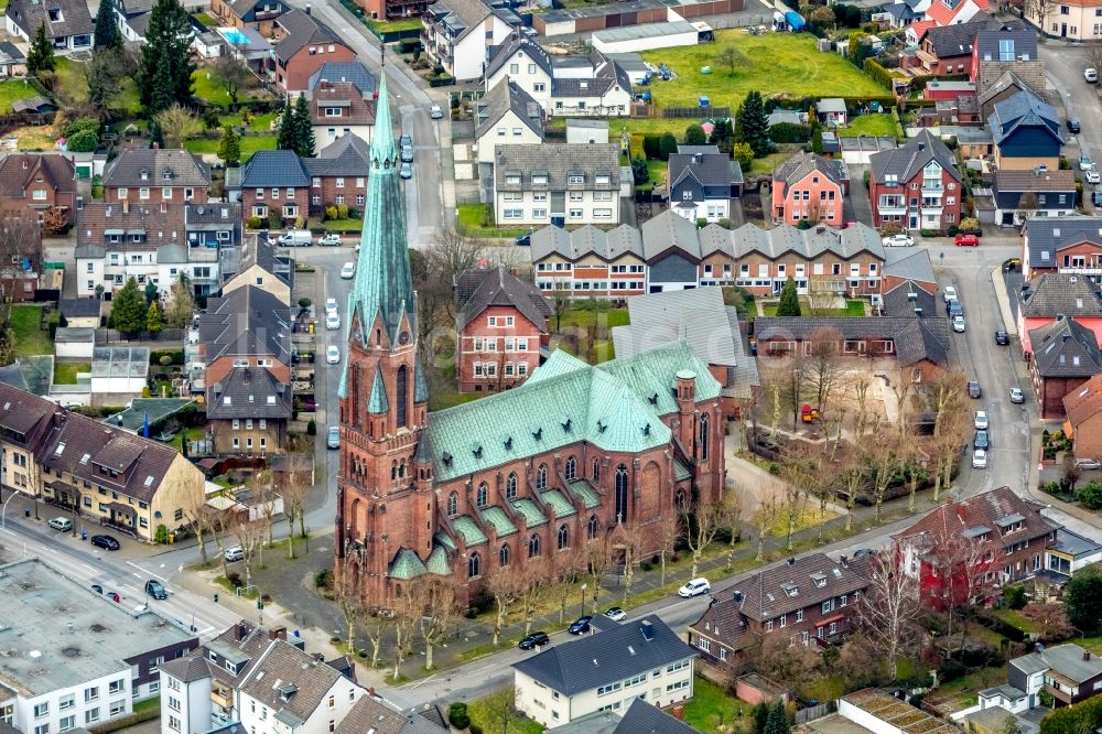 Bottrop von oben - Kirchengebäude der Pfarr- und Gemeindekirche St. Joseph Batenbrock im Ortsteil Batenbrock in Bottrop im Bundesland Nordrhein-Westfalen, Deutschland