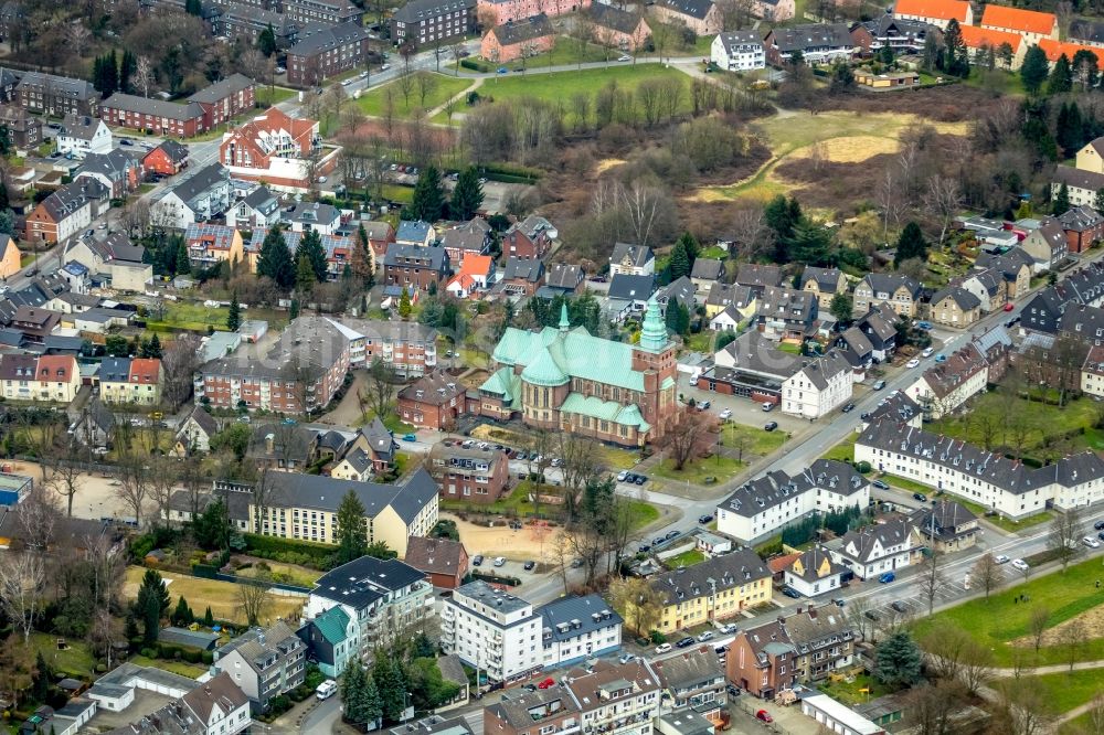 Luftbild Bottrop - Kirchengebäude der Pfarr- und Gemeindekirche St. Joseph Batenbrock im Ortsteil Batenbrock in Bottrop im Bundesland Nordrhein-Westfalen, Deutschland