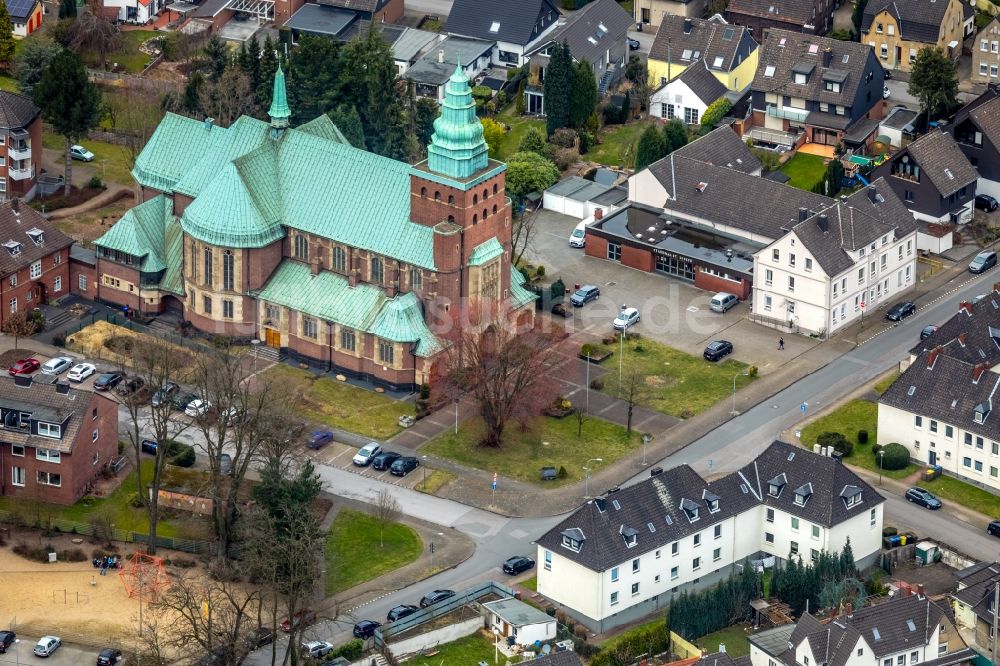 Luftaufnahme Bottrop - Kirchengebäude der Pfarr- und Gemeindekirche St. Joseph Batenbrock im Ortsteil Batenbrock in Bottrop im Bundesland Nordrhein-Westfalen, Deutschland