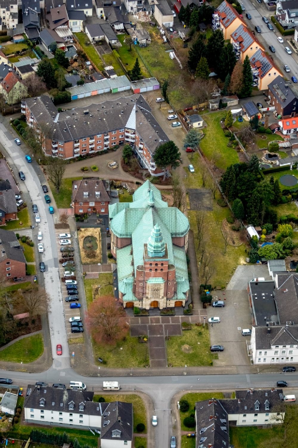 Bottrop von oben - Kirchengebäude der Pfarr- und Gemeindekirche St. Joseph Batenbrock im Ortsteil Batenbrock in Bottrop im Bundesland Nordrhein-Westfalen, Deutschland