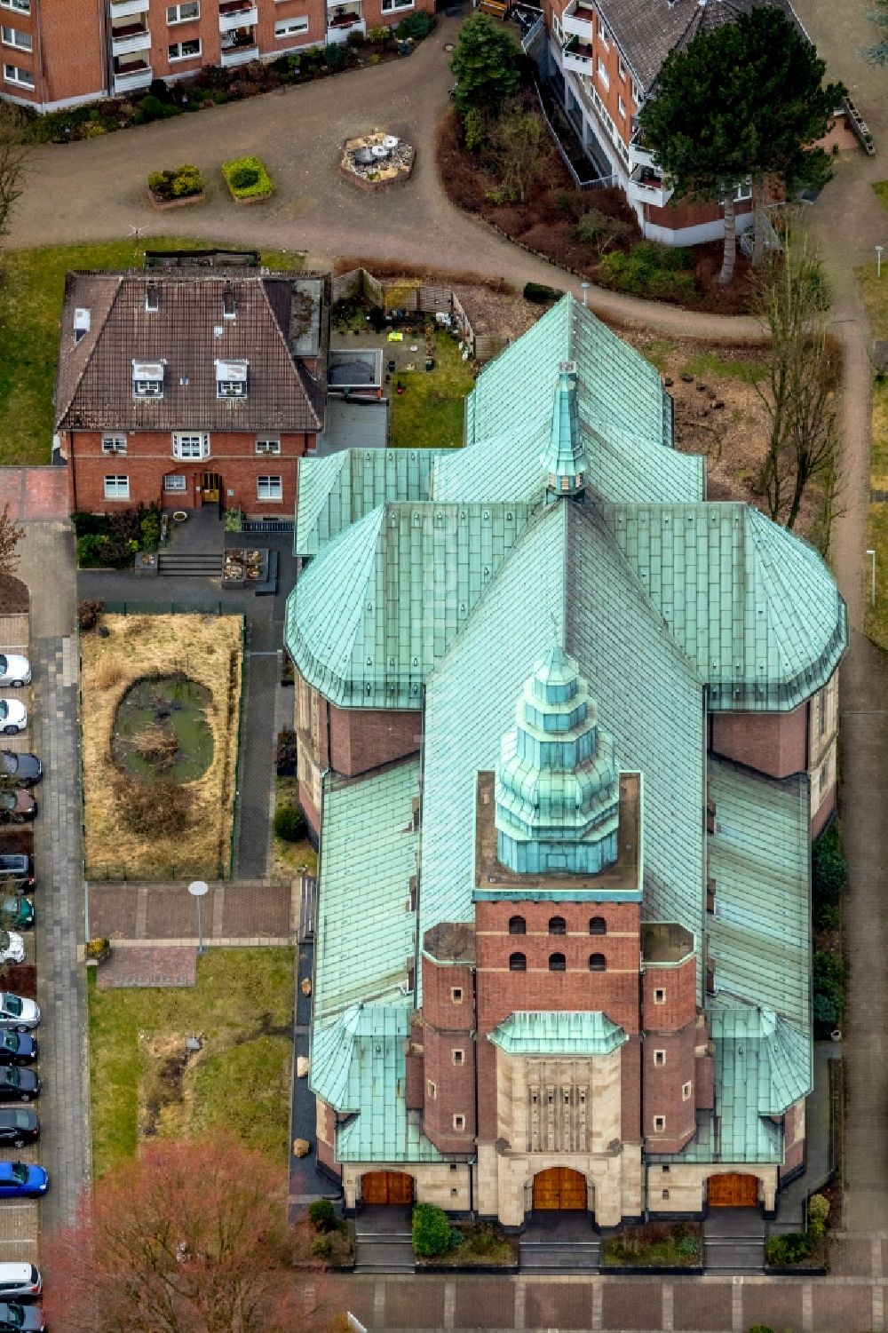 Bottrop aus der Vogelperspektive: Kirchengebäude der Pfarr- und Gemeindekirche St. Joseph Batenbrock im Ortsteil Batenbrock in Bottrop im Bundesland Nordrhein-Westfalen, Deutschland