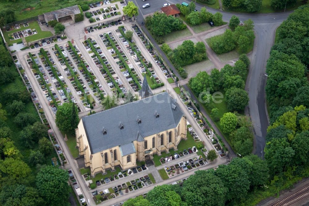 Arnstein von oben - Kirchengebäude der Pfarr- und Wallfahrtskirche Maria Sondheim im Ortsteil Heugrumbach in Arnstein im Bundesland Bayern