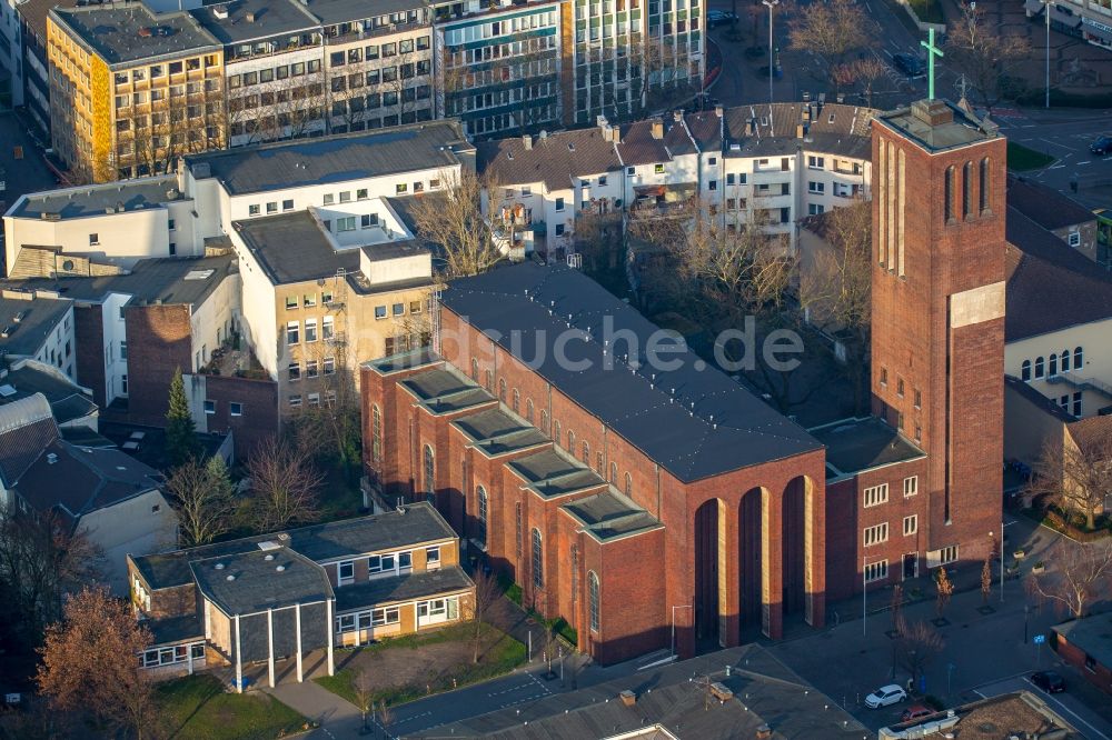 Mülheim an der Ruhr aus der Vogelperspektive: Kirchengebäude des Pfarramts St. Mariae Geburt in Mülheim an der Ruhr im Bundesland Nordrhein-Westfalen