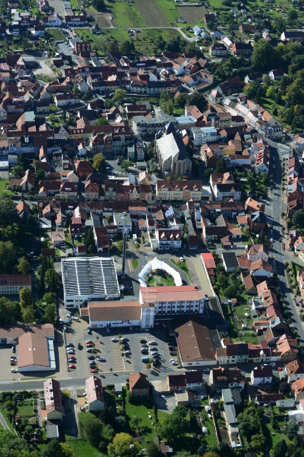 Dingelstädt von oben - Kirchengebäude an der Pfarrgasse im Altstadt- Zentrum in Dingelstädt im Bundesland Thüringen