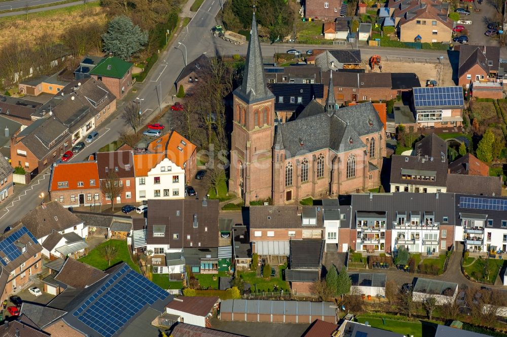 Tönisberg aus der Vogelperspektive: Kirchengebäude der Pfarrkirche St. Antonius in der Dorfmitte von Tönisberg im Bundesland Nordrhein-Westfalen