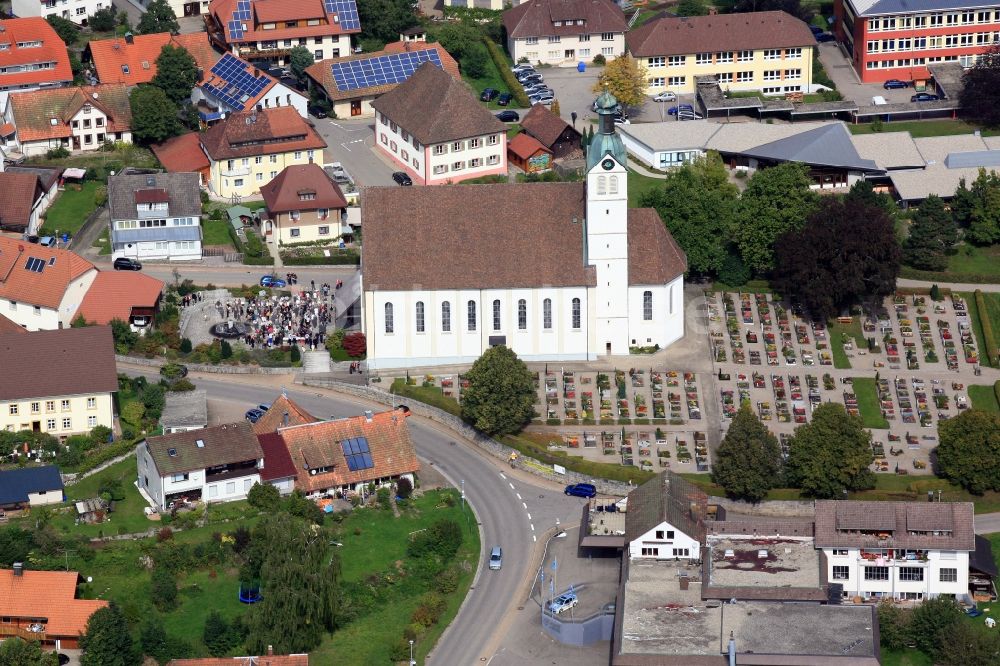 Görwihl aus der Vogelperspektive: Kirchengebäude der Pfarrkirche St. Bartholomäus in Görwihl im Bundesland Baden-Württemberg