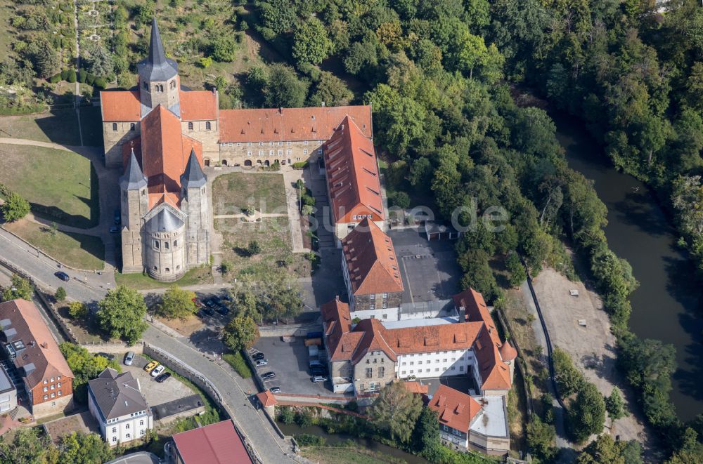 Hildesheim von oben - Kirchengebäude der Pfarrkirche Basilika St. Godehard in Hildesheim im Bundesland Niedersachsen, Deutschland