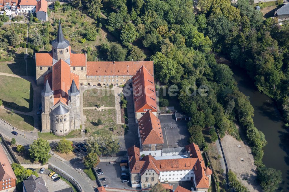 Hildesheim aus der Vogelperspektive: Kirchengebäude der Pfarrkirche Basilika St. Godehard in Hildesheim im Bundesland Niedersachsen, Deutschland