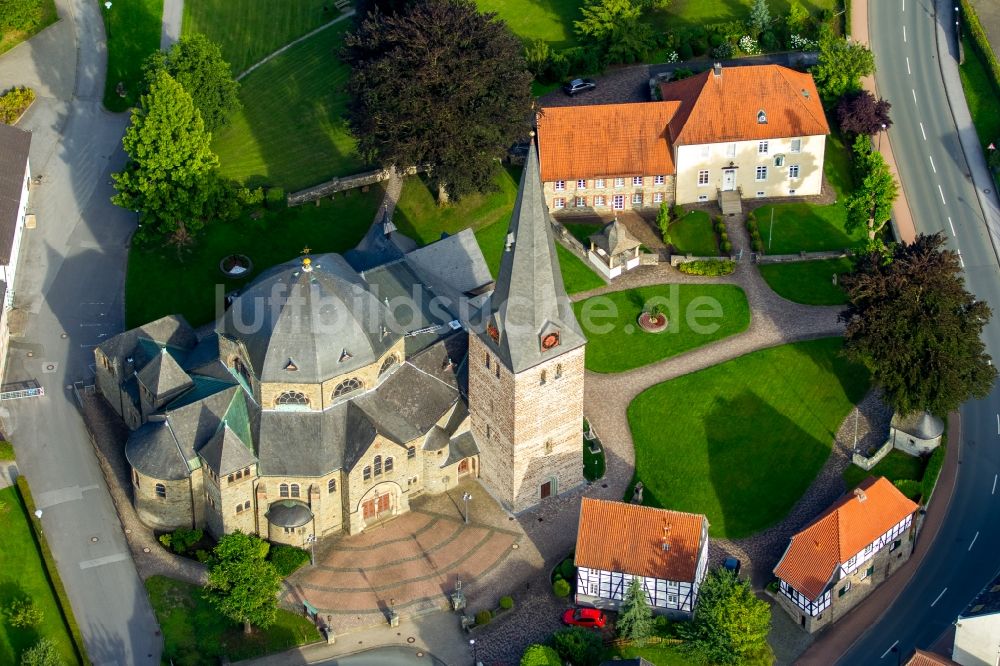 Balve von oben - Kirchengebäude der Pfarrkirche St. Blasius in Balve im Bundesland Nordrhein-Westfalen