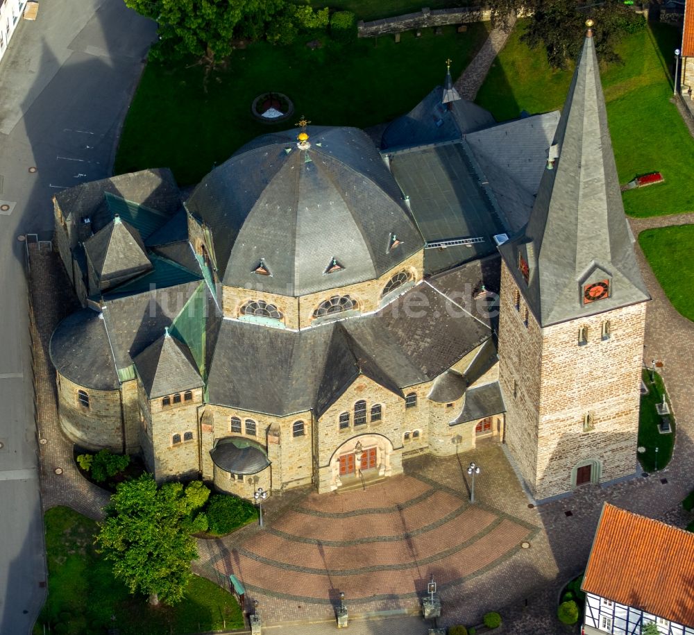 Balve aus der Vogelperspektive: Kirchengebäude der Pfarrkirche St. Blasius in Balve im Bundesland Nordrhein-Westfalen