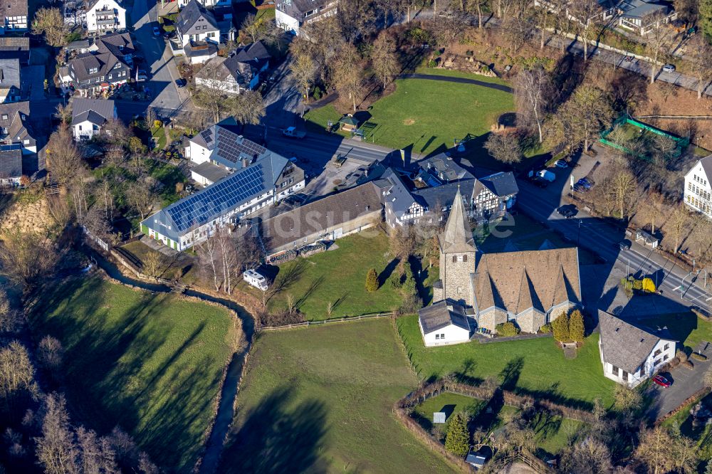 Luftbild Wenholthausen - Kirchengebäude Pfarrkirche St. Cäcilia in Wenholthausen im Bundesland Nordrhein-Westfalen, Deutschland