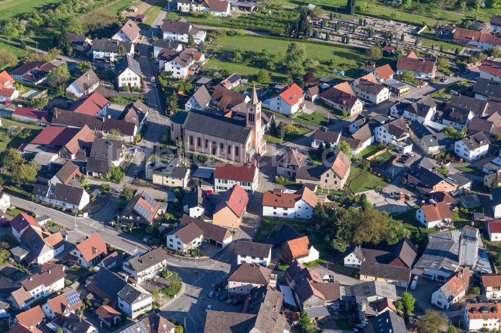 Unzhurst aus der Vogelperspektive: Kirchengebäude der Pfarrkirche St. Cyriak in Unzhurst im Bundesland Baden-Württemberg, Deutschland